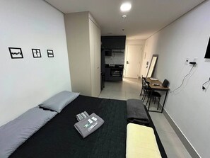 Desk, free WiFi, bed sheets - Studio para 2  ou 3 pessoas, Próximo ao metrô Paraíso e Paulista (São Paulo)