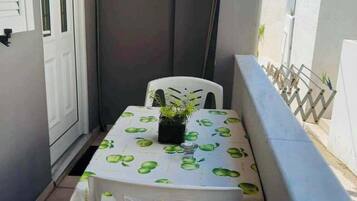 Kamar Triple Comfort, balkon, pemandangan laut | Tempat makan outdoor
