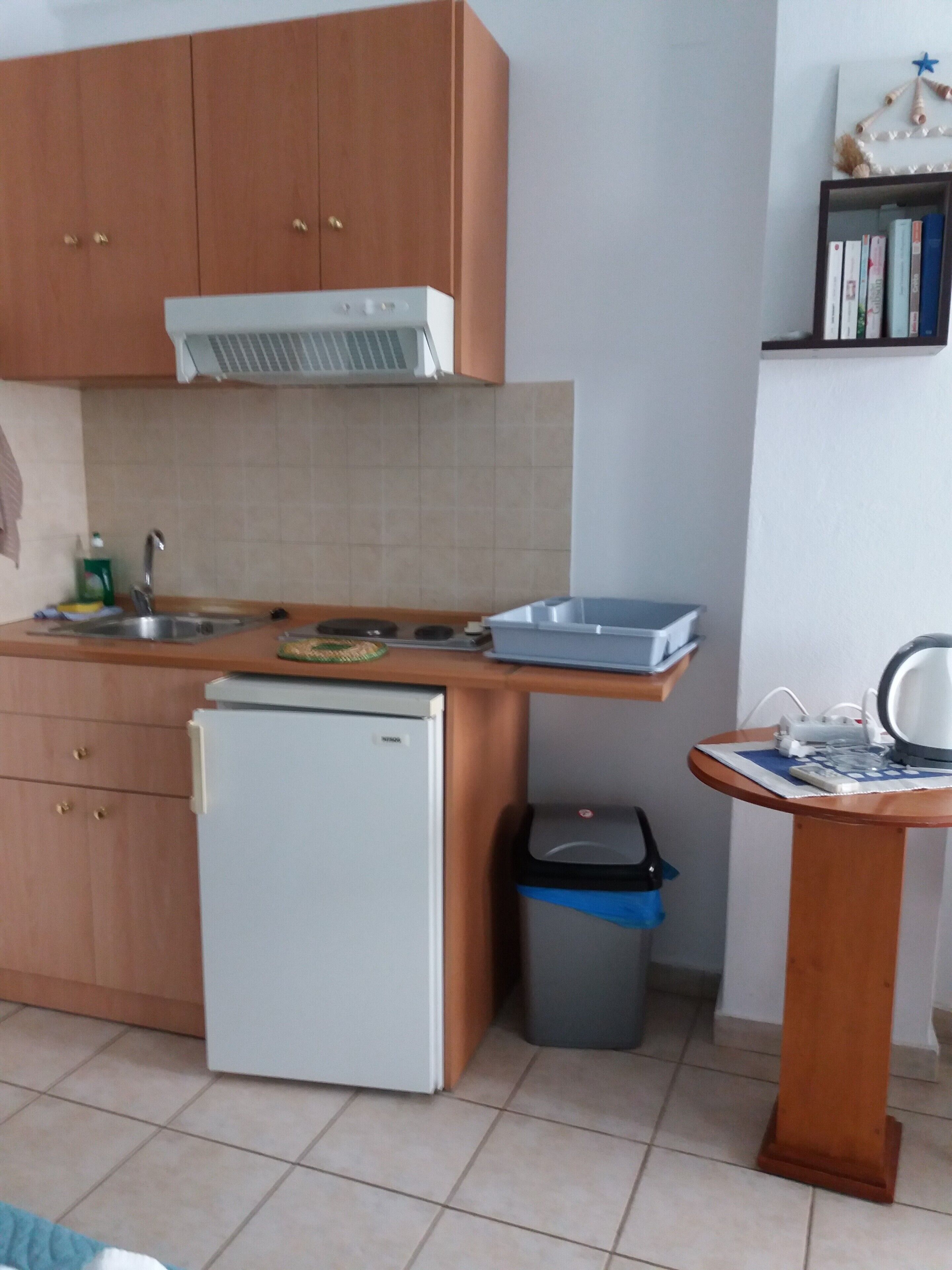 Kamar Triple Comfort, balkon, pemandangan laut | Dapur pribadi | Lemari es kecil, oven, kompor, dan peralatan masak/sendok-piring