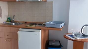 Kamar Triple Comfort, balkon, pemandangan laut | Dapur pribadi | Lemari es kecil, oven, kompor, dan peralatan masak/sendok-piring