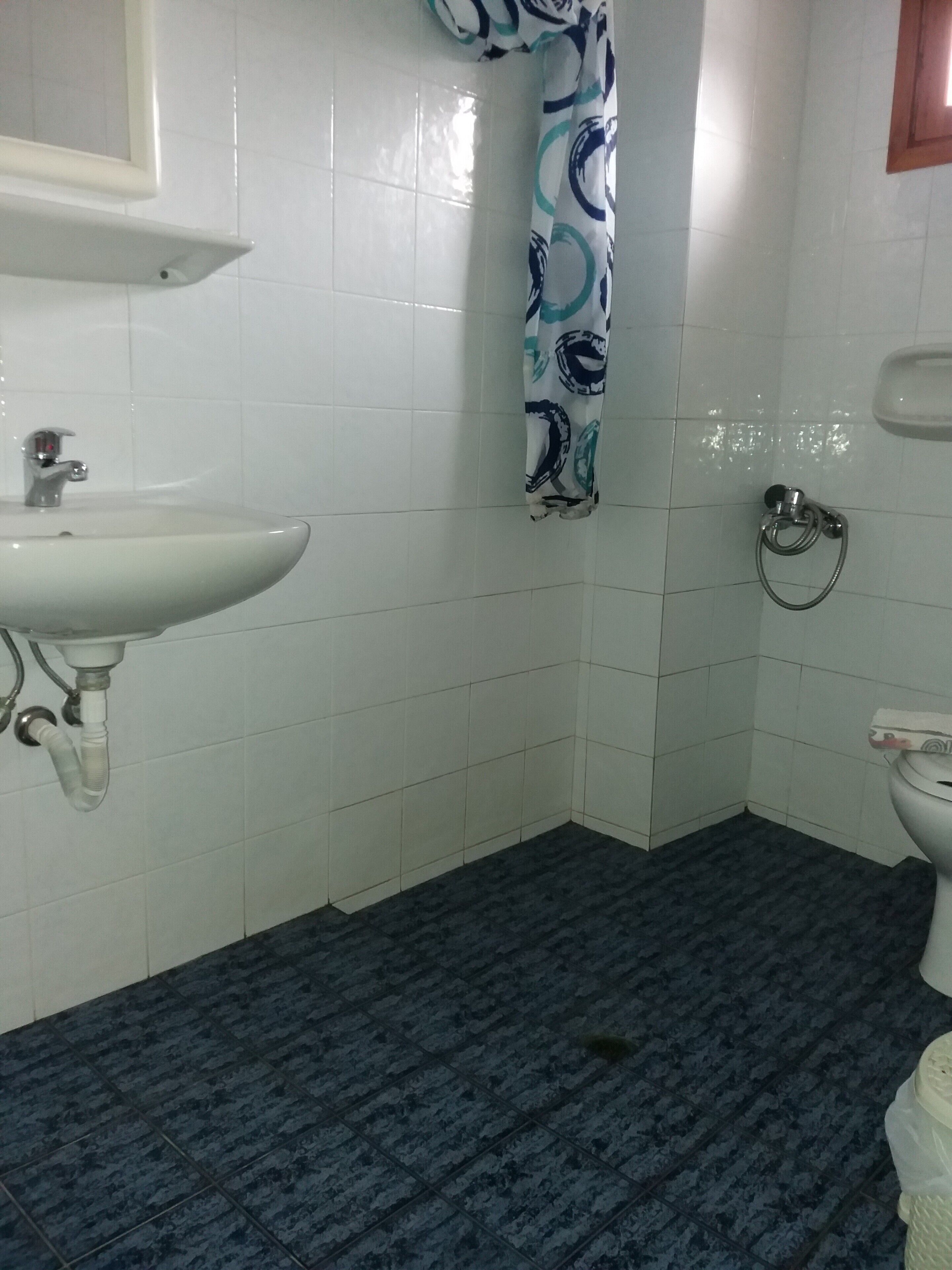 Kamar Triple Comfort, balkon, pemandangan laut | Kamar mandi | Shower, pengering rambut, handuk, dan sabun