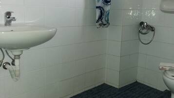 Kamar Triple Comfort, balkon, pemandangan laut | Kamar mandi | Shower, pengering rambut, handuk, dan sabun