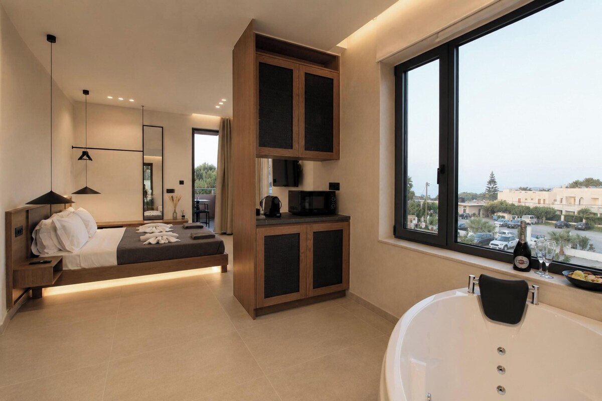 Deluxe Studio With Private Hot Tub | 房內夾萬、遮光窗簾/窗簾、熨斗/熨衫板、免費嬰兒床