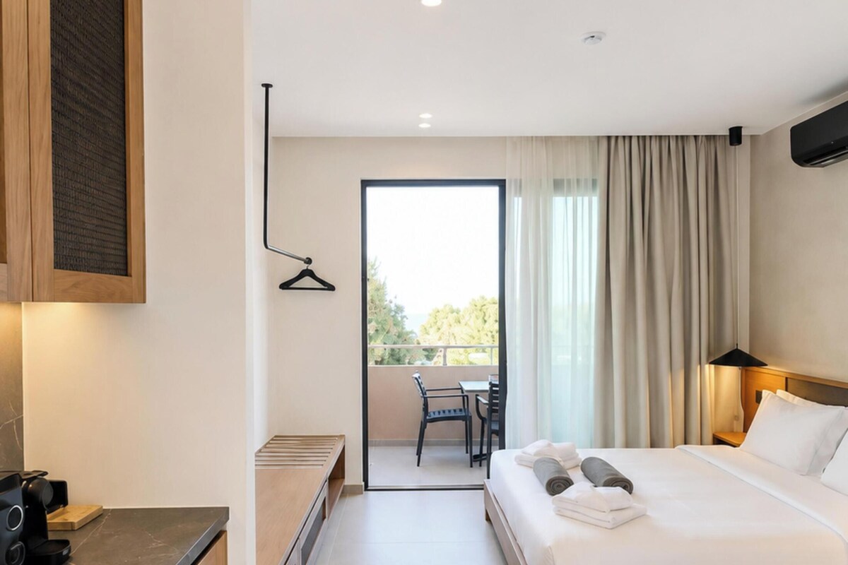 Triple Studio With Partial Sea View | 房內夾萬、遮光窗簾/窗簾、熨斗/熨衫板、免費嬰兒床