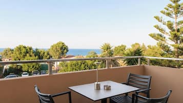 Triple Studio With Partial Sea View | Terraza o patio