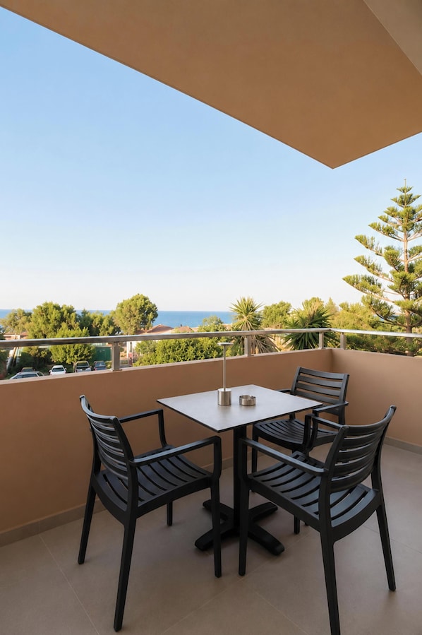Triple Studio With Partial Sea View | Terraza o patio