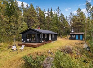 A cabin with a deck, surrounded by forest. - Cozy mountain cabin at 962m (Ål)