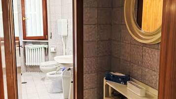 Sol, Bois, Sol, Design Intérieur, Marron, Pièce, Miroir, Lavabo, Porte, Tache De Bois