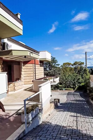 Residential Area, Home, Urban Design, Composite Material, Apartment, Balcony, Shade, Stairs, Concrete, Suburb - Stunning private villa for 11 people with A/C, WIFI, terrace and pets allowed (Spoltore)