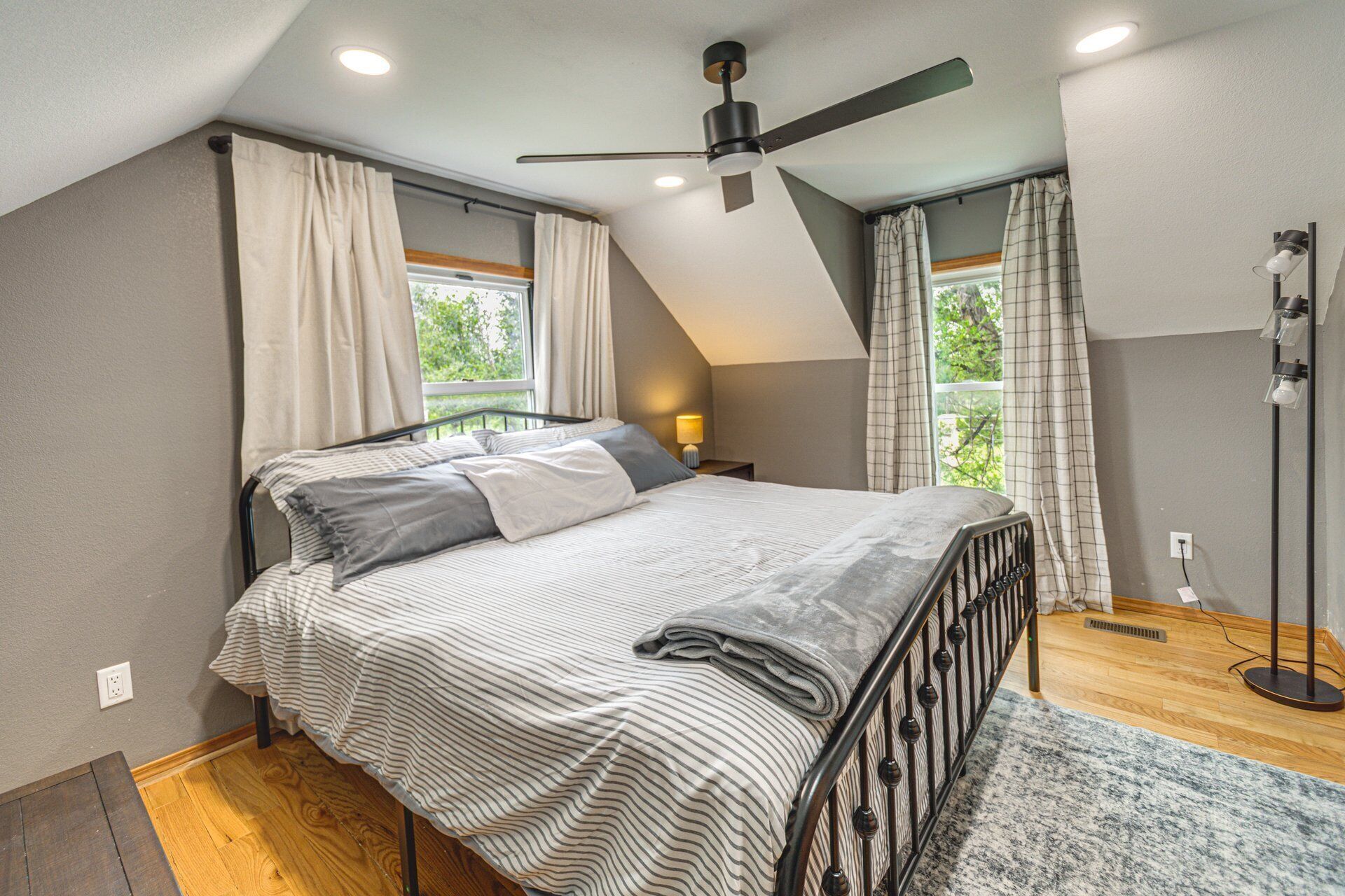 3 bedrooms, iron/ironing board, WiFi (free), bed sheets