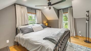 3 bedrooms, iron/ironing board, WiFi (free), bed sheets