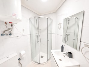Shower, towels, soap, shampoo - Hostel La Campana (Madrid)
