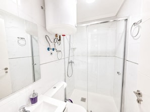 Regadera, toallas, jabón, shampoo