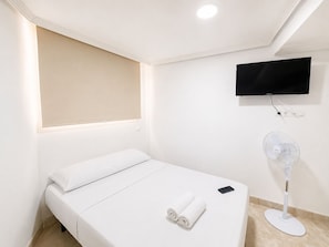 Basic Double Room | Free WiFi - Hostel La Campana (Madrid)