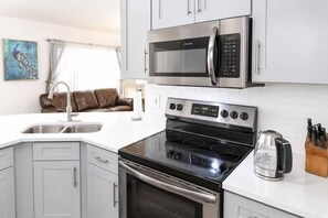 Private kitchen - 12 Min to Disney! Pool, Hot Tub & Game Room (Kissimmee)