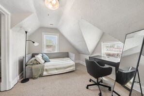 Iron/ironing board, WiFi, bed sheets - A charming 1-bedroom, 1-bath home offers the perfect mix of comfort, and space. (Forest Park)