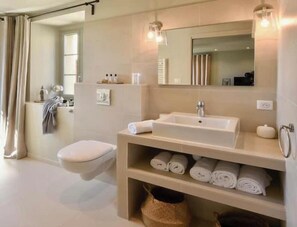 Shower, hair dryer, towels, soap - Vrbo Property (Corse-du-Sud)