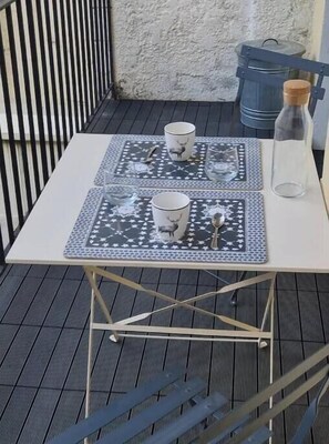 Outdoor dining - Vrbo Property (Corse-du-Sud)