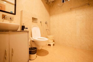Habitación doble Deluxe | Baño | Regadera, amenidades de baño gratuitas, toallas, jabón