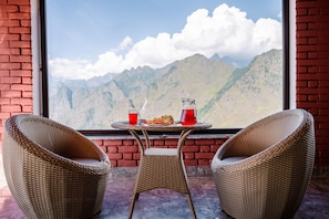 Habitación doble, balcón, vista a la montaña | Restaurantes