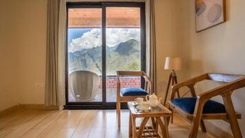 Habitación doble, balcón, vistas a la montaña | Interior