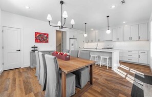 Dining - 3-bedroom 2.5-bathroom house walking distance from the campus and Dixon with AC (Fayetteville)