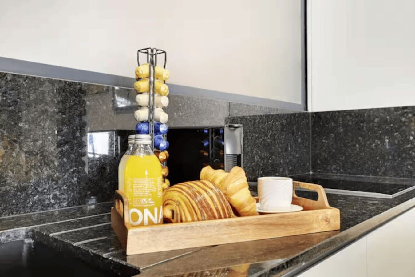 Cafetière/bouilloire, réfrigérateur, micro-ondes, four