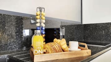 Cafetière/bouilloire, réfrigérateur, micro-ondes, four