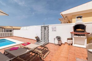 A rooftop terrace with a swimming pool, lounge chairs, a barbecue grill, and a water fountain. - Tiffany 16 - Three Bedroom Villa, Sleeps 6 (Callao Salvaje)