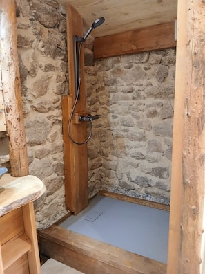 Bruser, hårtørrer, håndklæder, Toiletpapir
