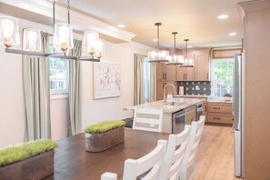 A modern kitchen with a central island, pendant lighting, and a view to the dining area. - 5 Kings, 2 Q pullouts, 5 bedroom, 4 bath, Firepit, Pool, Jacuzi in Knoxville (Knoxville)