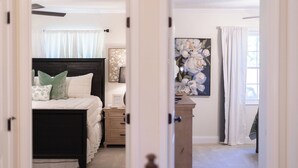 A bedroom with a bed, bedside table, and a painting on the wall. - 5 Kings, 2 Q pullouts, 5 bedroom, 4 bath, Firepit, Pool, Jacuzi in Knoxville (Knoxville)