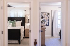 A bedroom with a bed, bedside table, and a painting on the wall. - 5 Kings, 2 Q pullouts, 5 bedroom, 4 bath, Firepit, Pool, Jacuzi in Knoxville (Knoxville)