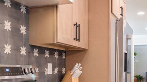 A modern kitchen with stainless steel appliances, wooden cabinets, and a patterned backsplash. - 5 Kings, 2 Q pullouts, 5 bedroom, 4 bath, Firepit, Pool, Jacuzi in Knoxville (Knoxville)