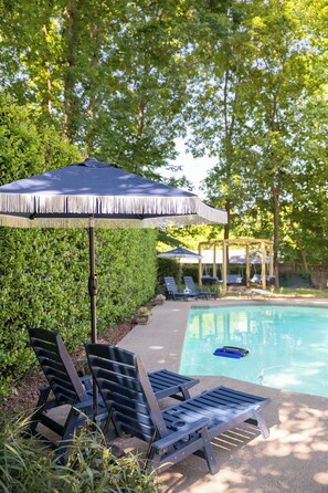A poolside area with lounge chairs and a pool. - 5 Kings, 2 Q pullouts, 5 bedroom, 4 bath, Firepit, Pool, Jacuzi in Knoxville (Knoxville)
