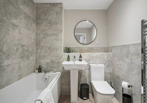 Bathroom - Beautiful modern flat, opposite Ascot Racecourse - Pass the Keys (Ascot)