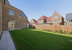 Exterior - Beautiful modern flat, opposite Ascot Racecourse - Pass the Keys (Ascot)