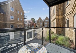 Property grounds - Beautiful modern flat, opposite Ascot Racecourse - Pass the Keys (Ascot)