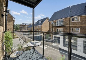 Outdoor dining - Beautiful modern flat, opposite Ascot Racecourse - Pass the Keys (Ascot)