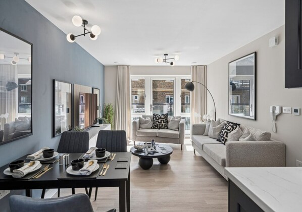 Living area - Beautiful modern flat, opposite Ascot Racecourse - Pass the Keys (Ascot)