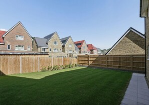 Property grounds - Beautiful modern flat, opposite Ascot Racecourse - Pass the Keys (Ascot)
