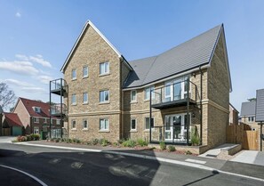 Exterior - Beautiful modern flat, opposite Ascot Racecourse - Pass the Keys (Ascot)