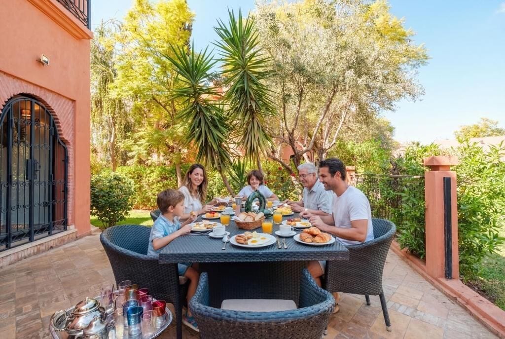Villa, balcón, vista al patio | Restaurante al aire libre