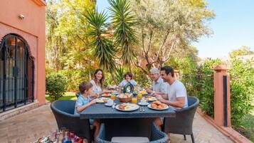 Villa, balcón, vista al patio | Restaurante al aire libre