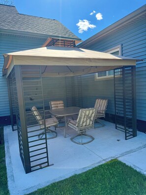 Outdoor dining - Your Lake Escape Starts at Balti Bay Lodge
3 bedroom home, Boat Parking (New Baltimore)