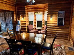 Dining - Your Lake Escape Starts at Balti Bay Lodge
3 bedroom home, Boat Parking (New Baltimore)