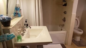 Hair dryer, towels, soap, toilet paper - Natchitoches Log Cabin Guest House (Natchitoches)