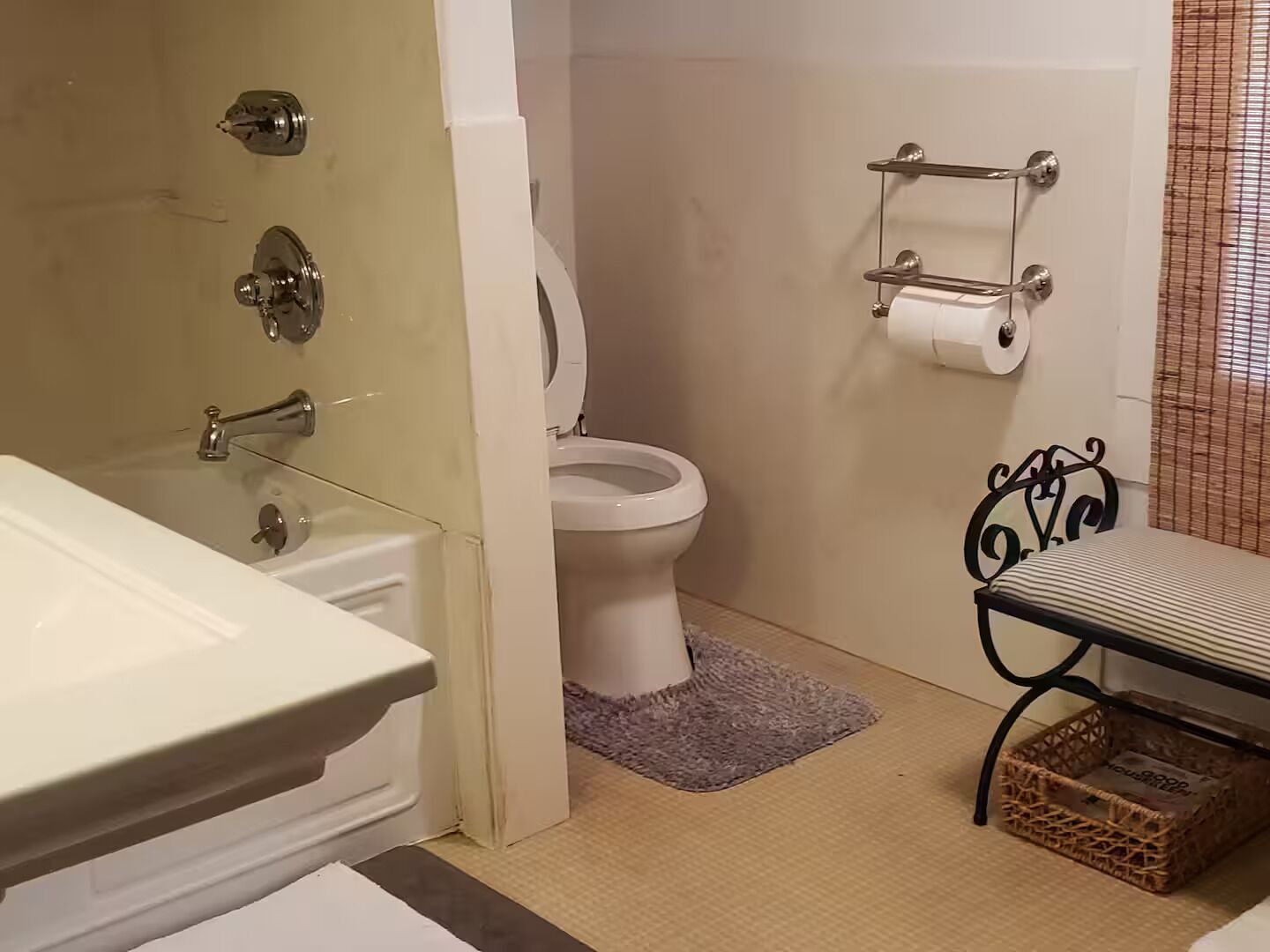 Séchoir à cheveux, serviettes fournies, savon, papier de toilette
