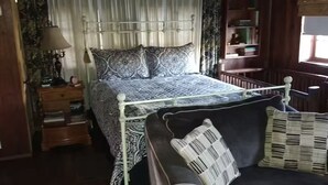 1 bedroom, WiFi, bed sheets - Natchitoches Log Cabin Guest House (Natchitoches)