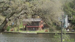 Outdoor dining - Natchitoches Log Cabin Guest House (Natchitoches)